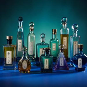 Imagem mostrando vidros de perfumes com vários formatos e conteudo e etiqueta de descrição. Ilustra o acesso a página de itens colecionáveis de www.lollatabo.com.br